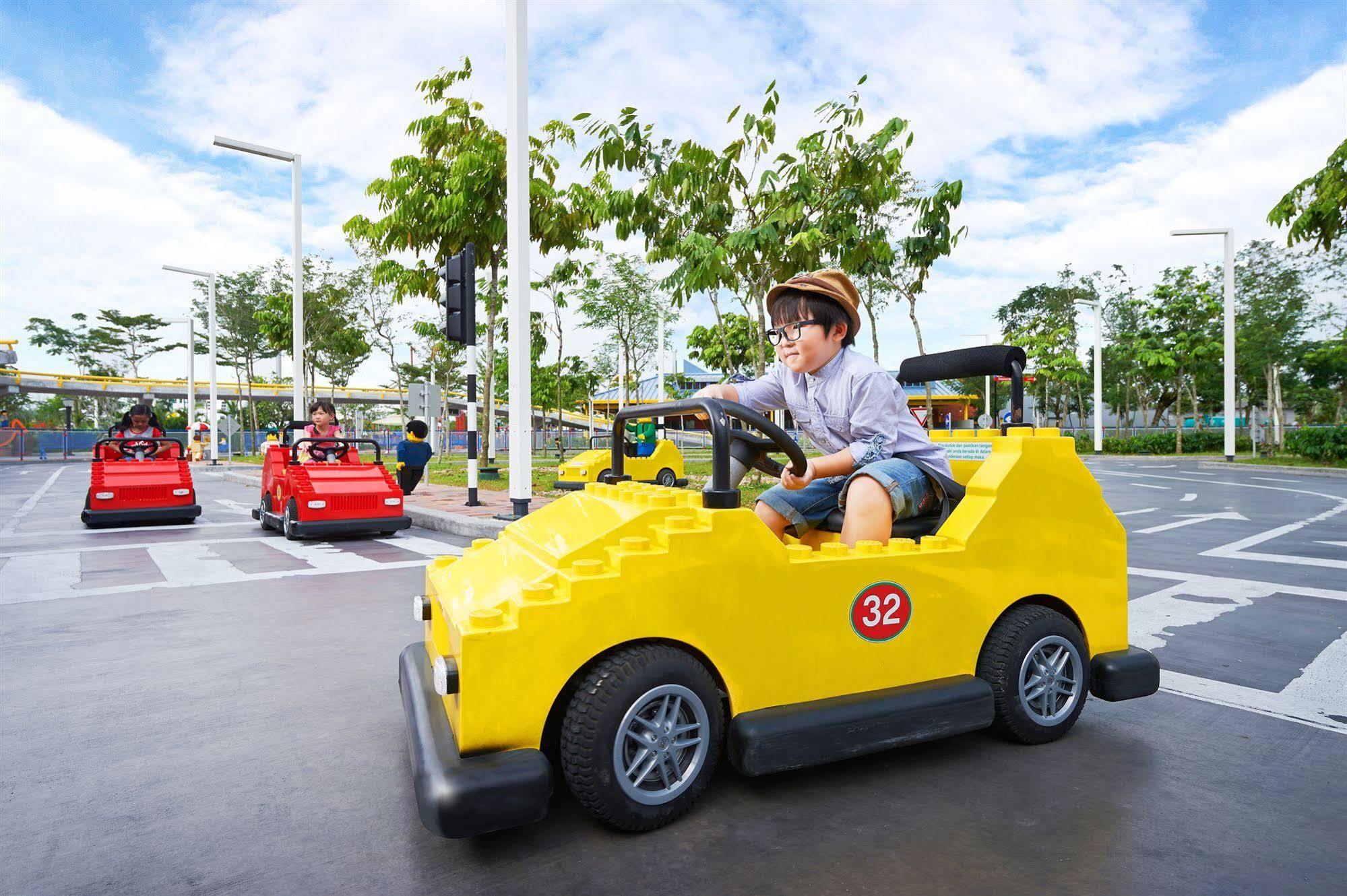 Legoland Malaysia Hotel Nusajaya  Extérieur photo A child driving a car at Legoland Malaysia Resort