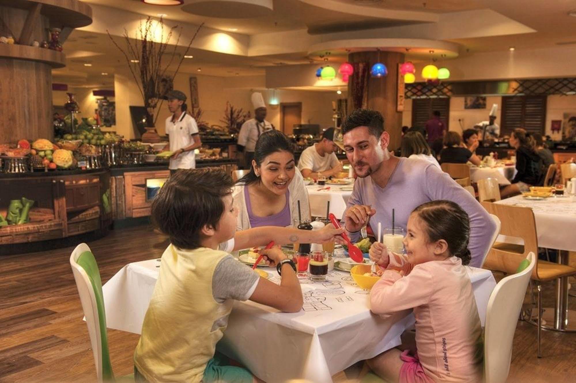 Legoland Malaysia Hotel Nusajaya  Extérieur photo Family dining at the resort