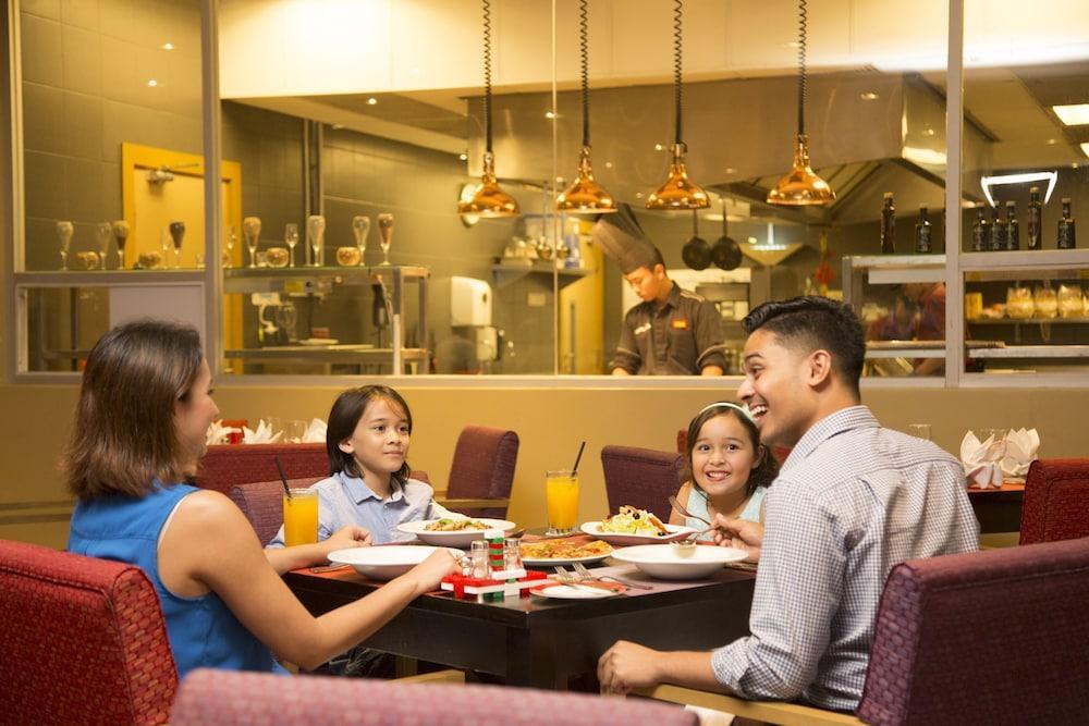 Legoland Malaysia Hotel Nusajaya  Extérieur photo Family dining at the hotel